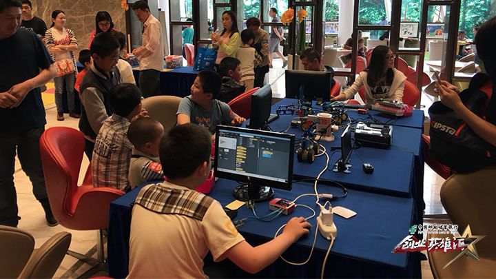 败也电脑,成也电脑,他研发130种模块积木,以编程启蒙实现教师梦