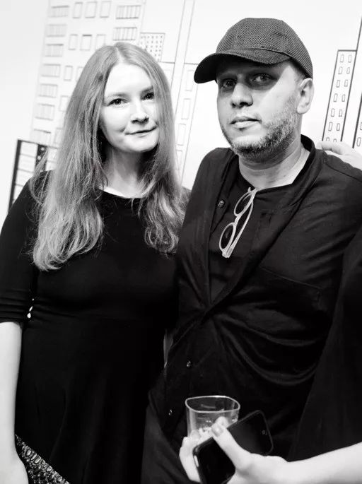 骗哭纽约上流圈,上被告席穿得像走秀,这位要被拍成美剧的假名媛终于被判刑了