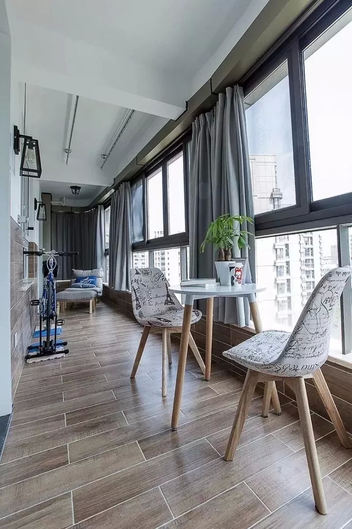 阳台晒衣服顺序,阳台上晒衣服的顺序有什么讲究吗