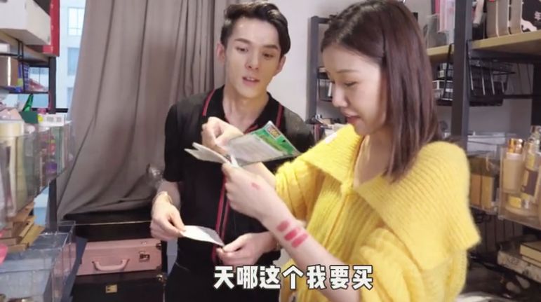 口红一哥李佳琦一夜收入,口红一哥一个月收入百万