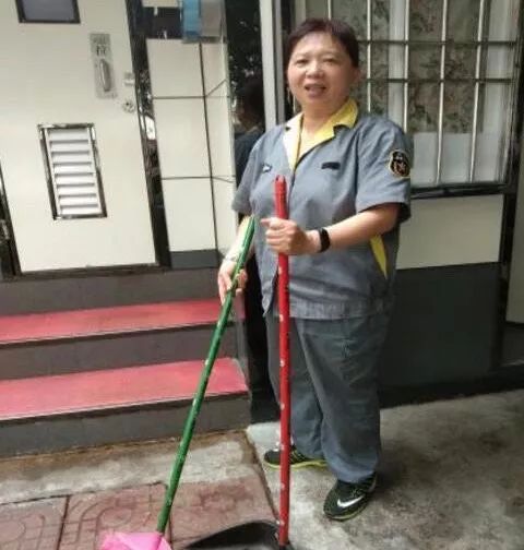 男子在女厕外欲进又止、焦急不已，这时一位阿姨走了过去