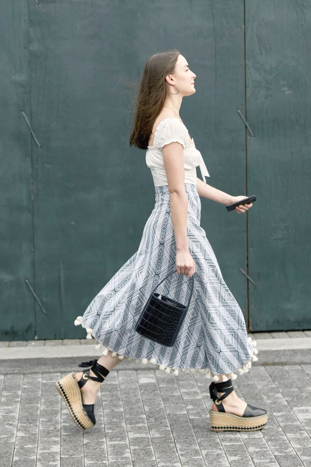 刘雯斜挎休闲包,今年流行的刘雯同款包