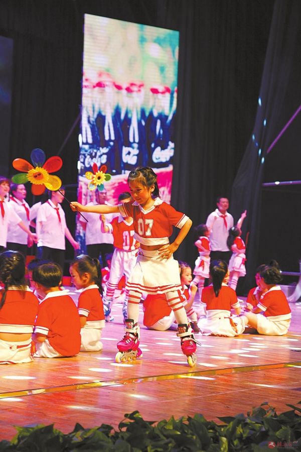 砥砺二十载谱写新华章,砥砺前行二十载奋楫扬帆谱新篇