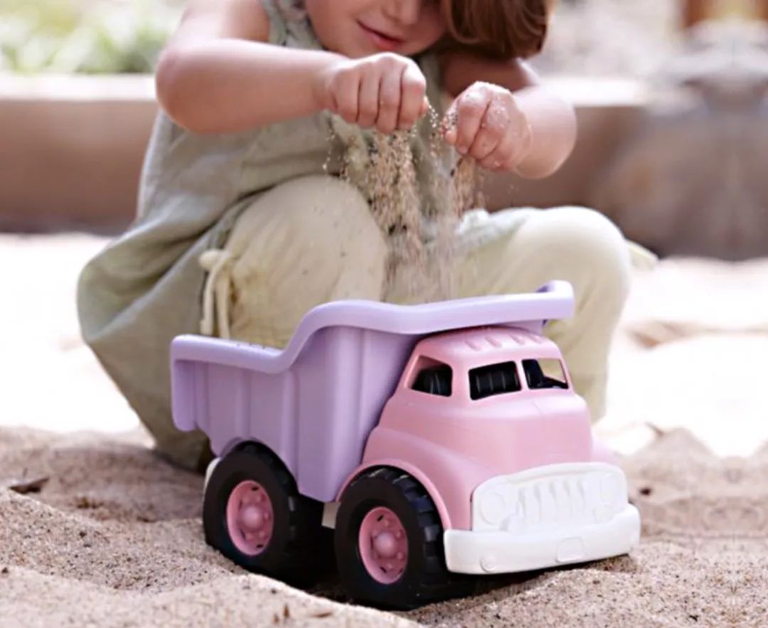 宝宝海边玩沙玩水,带娃最轻松方式莫过于挖沙