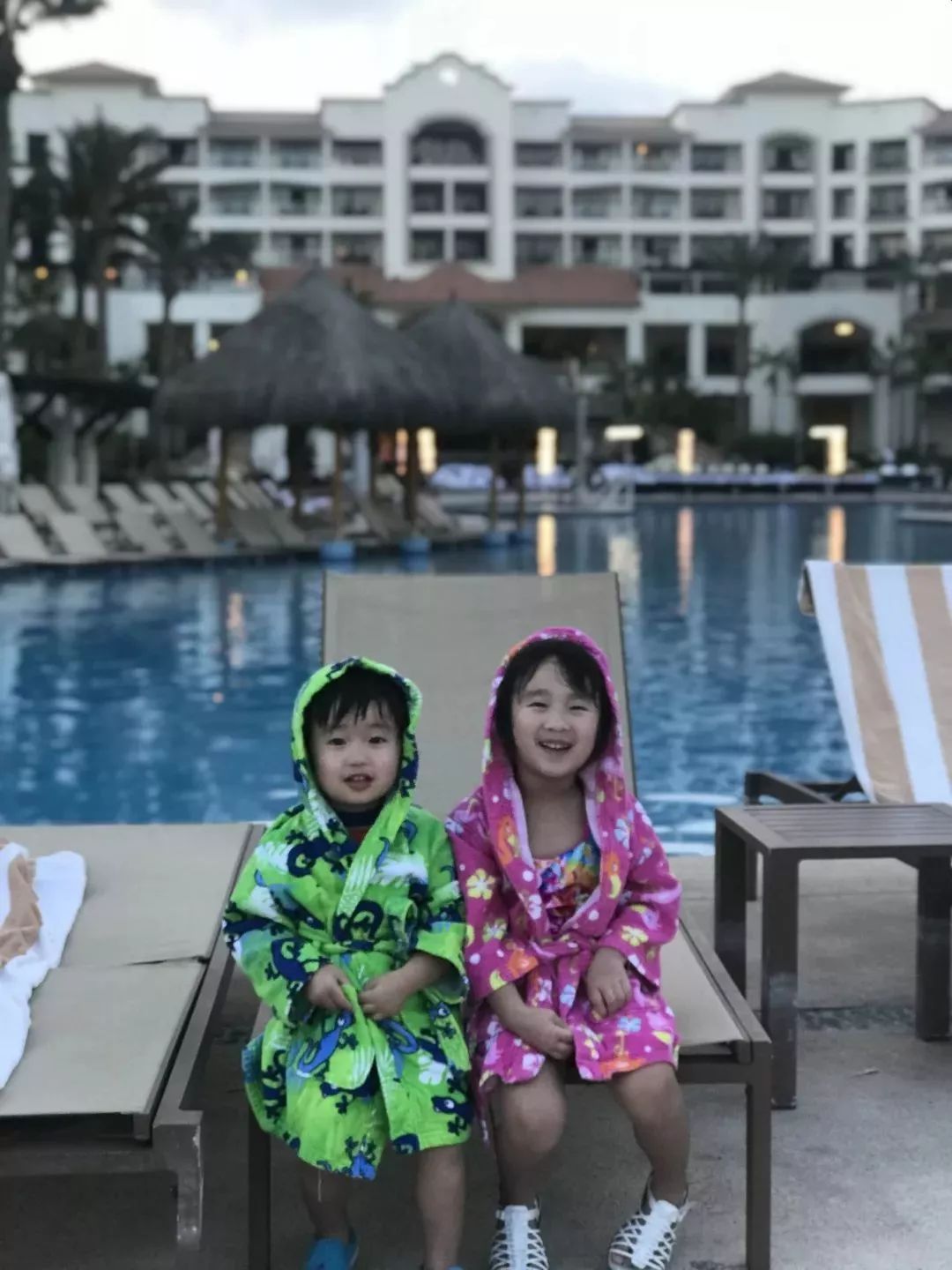 宝宝海边玩沙玩水,带娃最轻松方式莫过于挖沙