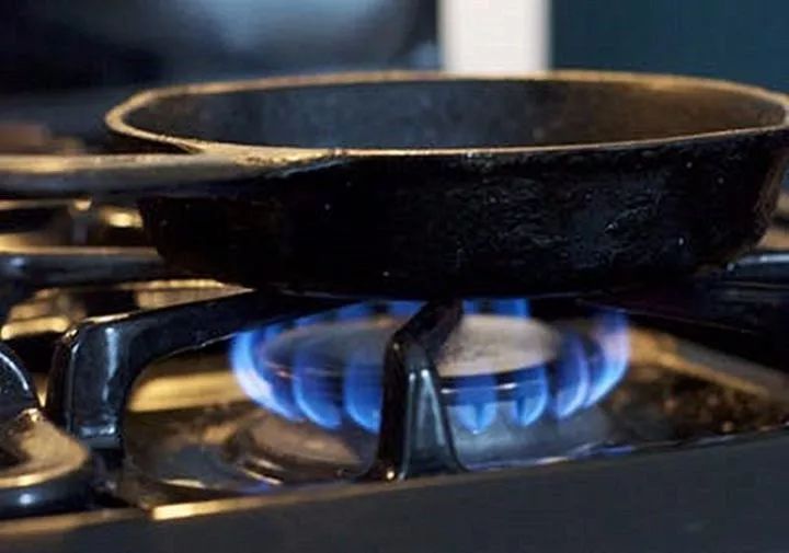 铁锅长时间没用生锈了怎么清洗,铁锅洗完没擦干水生锈了还能用么