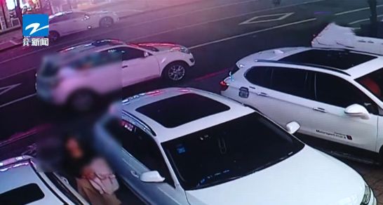 男子挣钱心切，网络上做招嫖“生意”，还把女朋友拉下了水