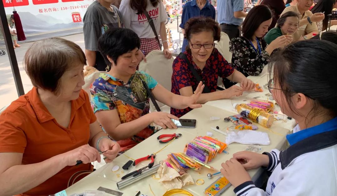 把课堂搬进大自然里,把课堂搬进剧场趣味演绎知识