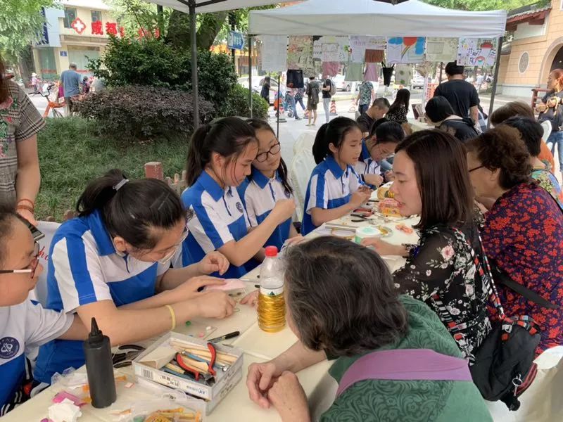 把课堂搬进剧场趣味演绎知识,把课堂搬进山野林间