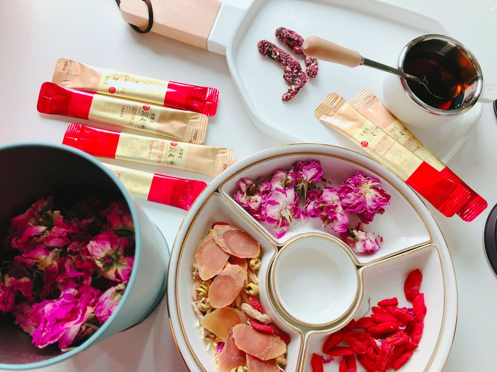 没有哪个女人能“笑”着走出这段时光，所有完美人设都是假装。