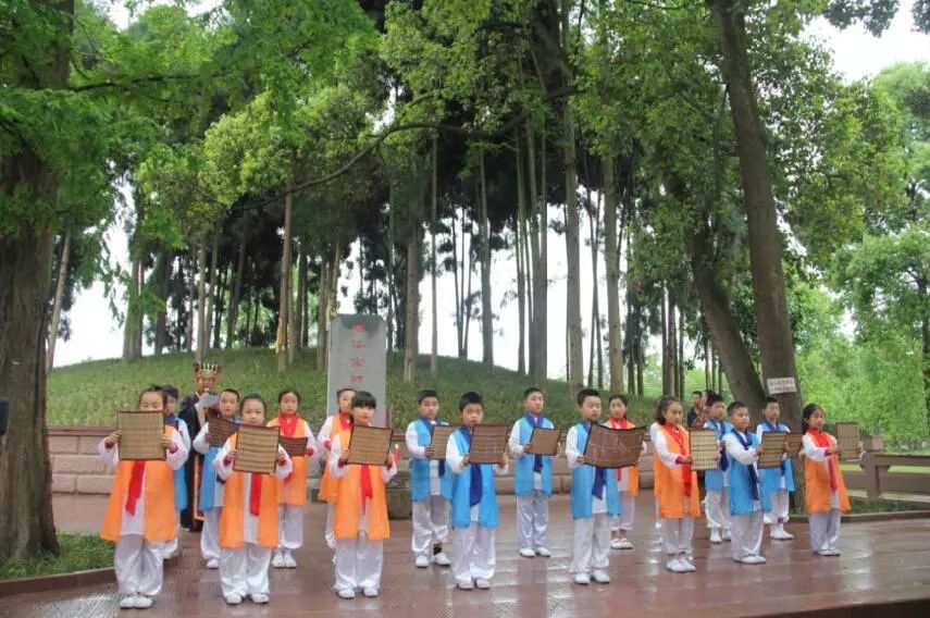 围观！郫都十万学子两千余件作品献礼祖国华诞！