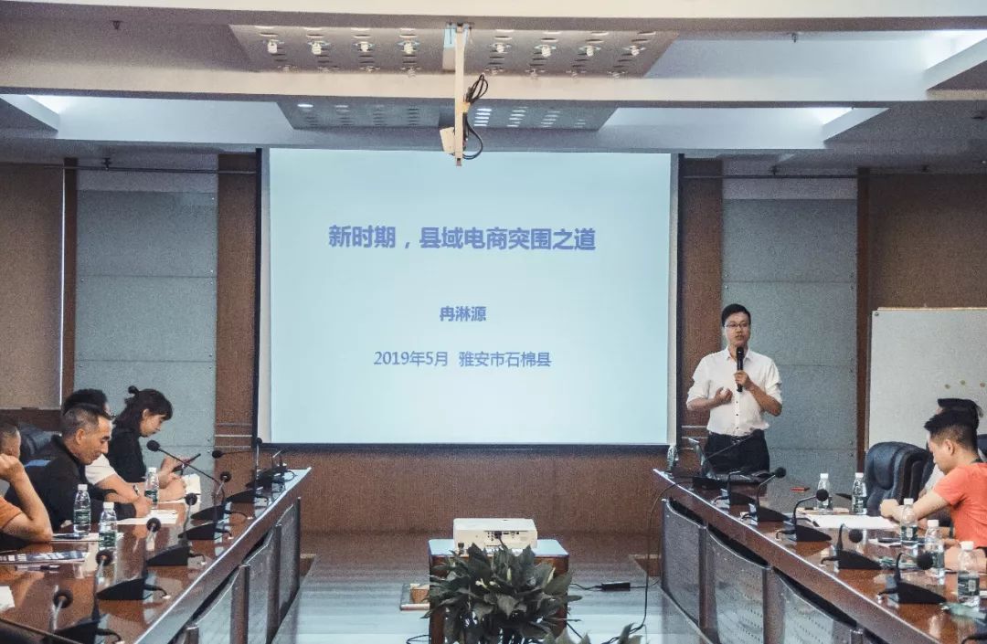 看表演吃美食,看表演吃自助的地方