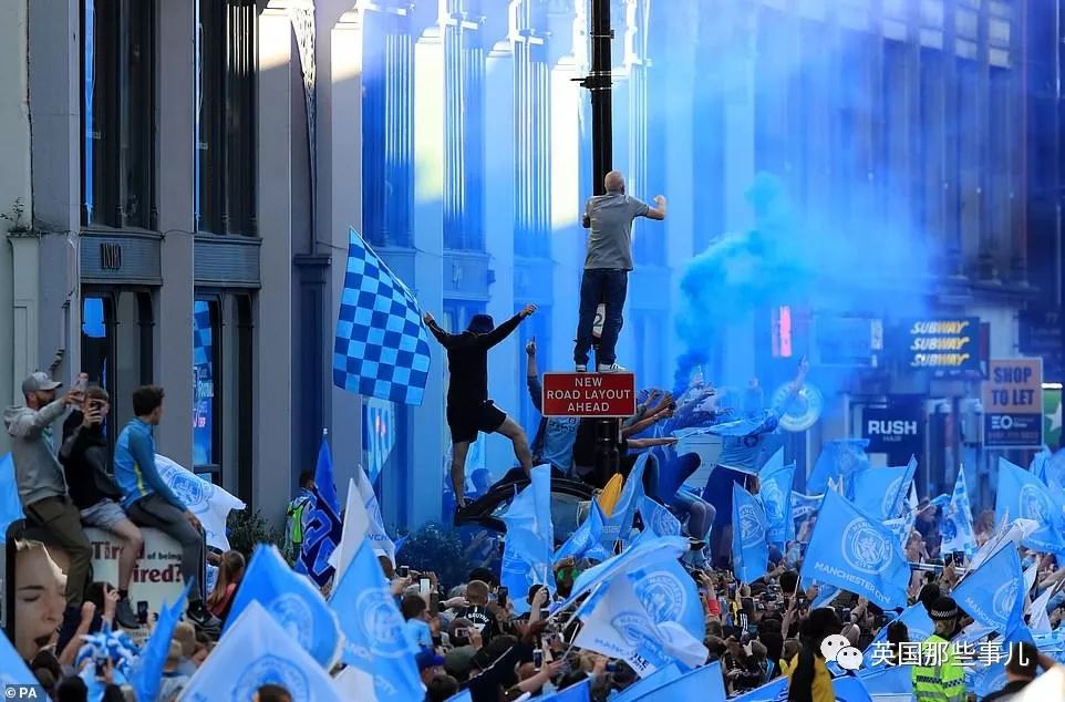 「vlog」登上球队大巴，被几万球迷包围，曼城四冠王夺冠巡游简直不能更嗨！