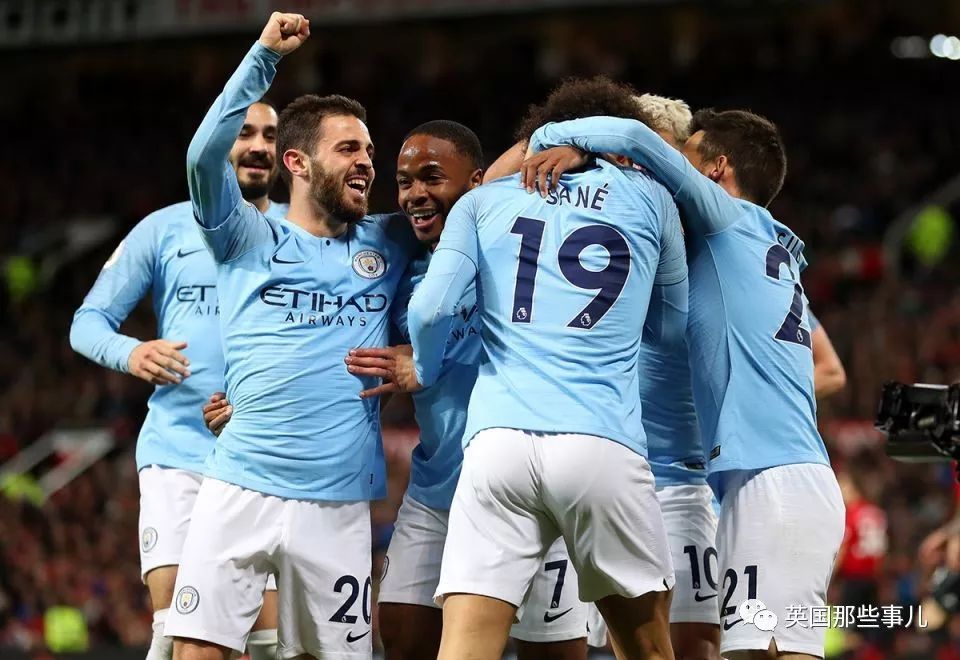 「vlog」登上球队大巴，被几万球迷包围，曼城四冠王夺冠巡游简直不能更嗨！