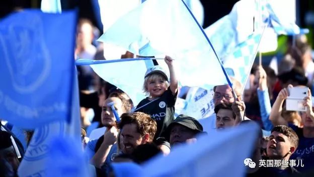 「vlog」登上球队大巴，被几万球迷包围，曼城四冠王夺冠巡游简直不能更嗨！