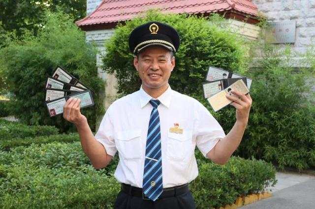 34年驾龄、手握7本火车驾照他为啥拿不上小客车驾照？