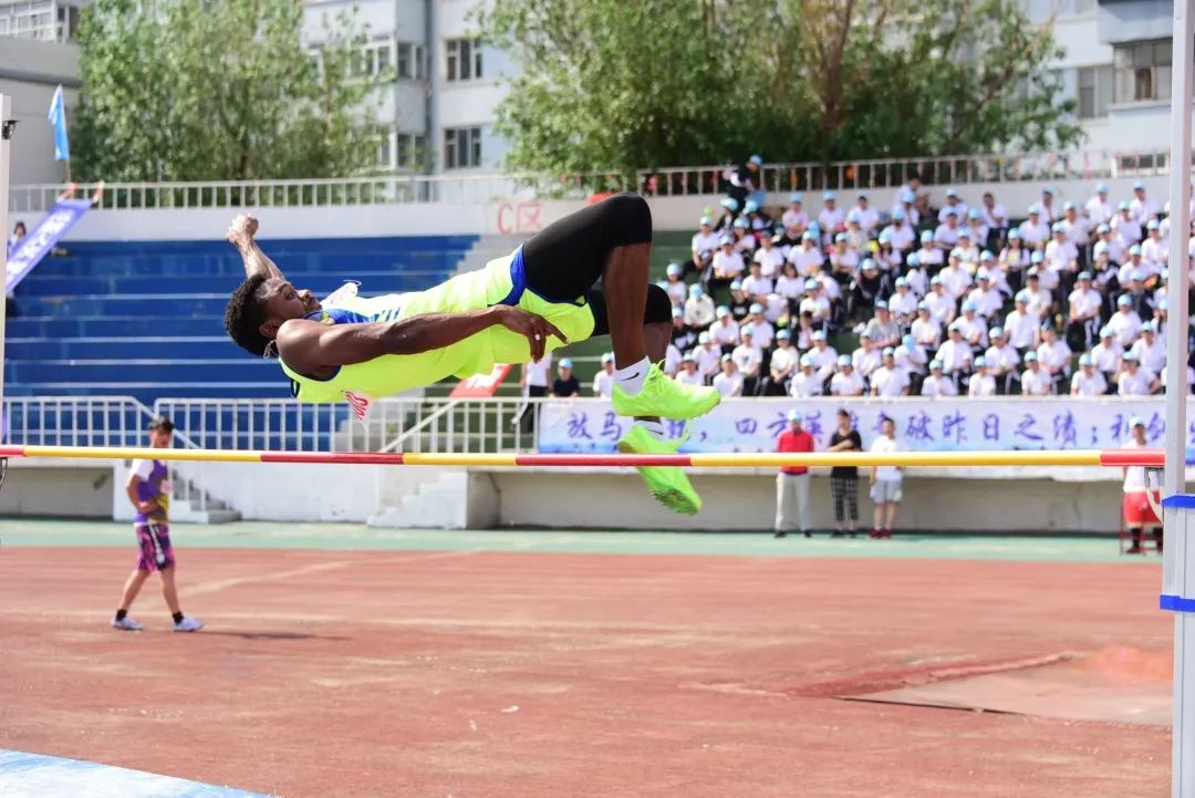鍝堝皵婊ㄥ笀鑼冨ぇ瀛﹁繍鍔ㄤ細鍏堝濂崇,鍏堝濂崇
