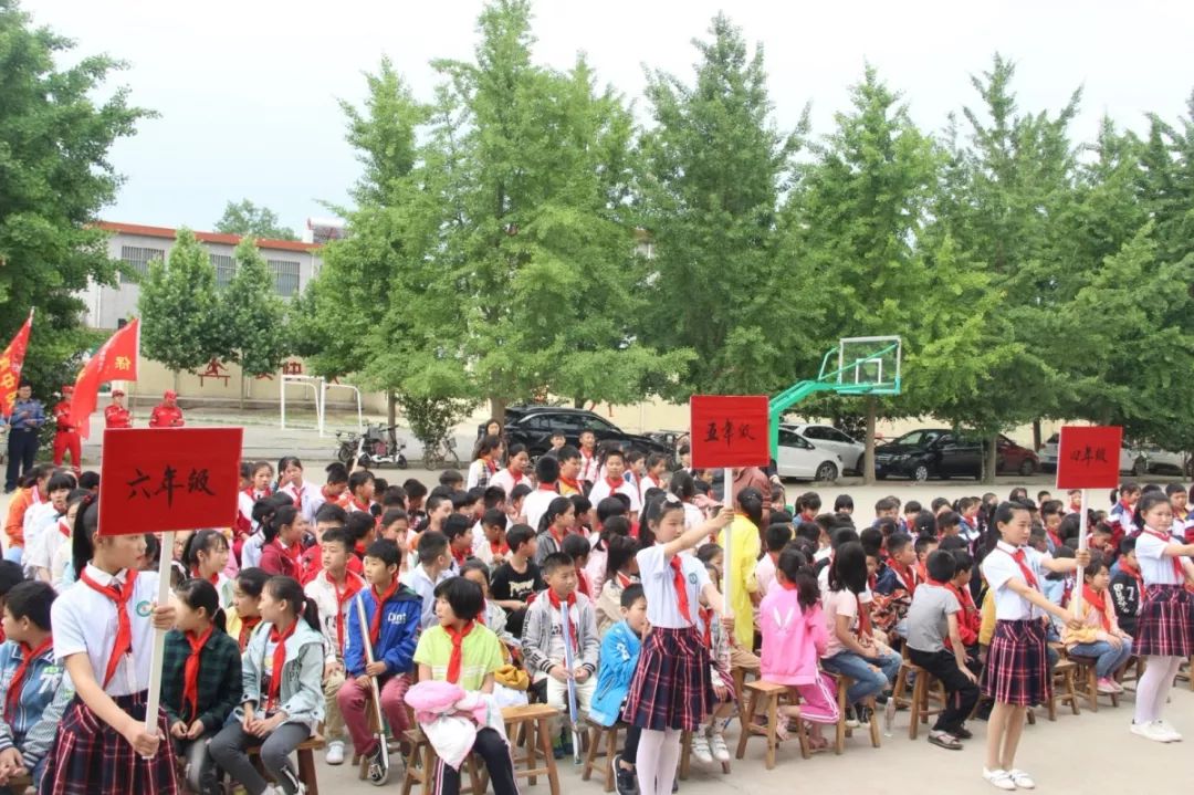 学校传承雷锋精神主题活动简报,弘扬雷锋精神汇演