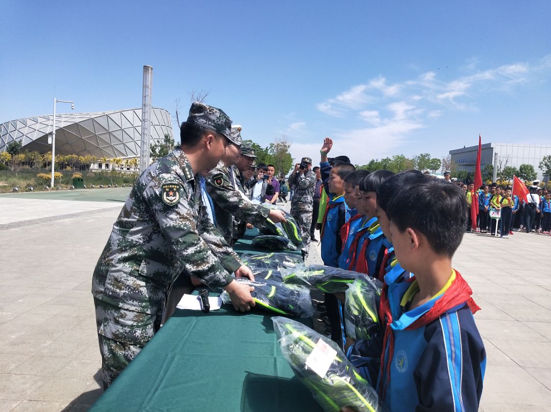 市人武部组织泾兴小学师生赴银川军事文化博览园等地参观