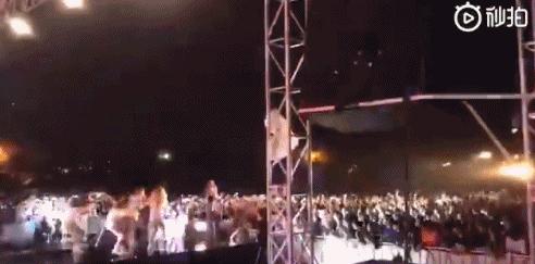 好疼！泫雅清州大学表演不慎摔倒晒受伤照颧骨磕青