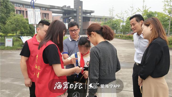 今天，海宁有61个小朋友收到神秘礼物，圆“小小心愿”