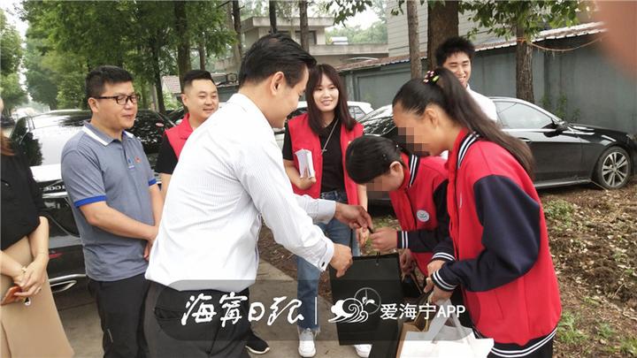 意外收到小朋友的礼物,小朋友收到神秘礼物