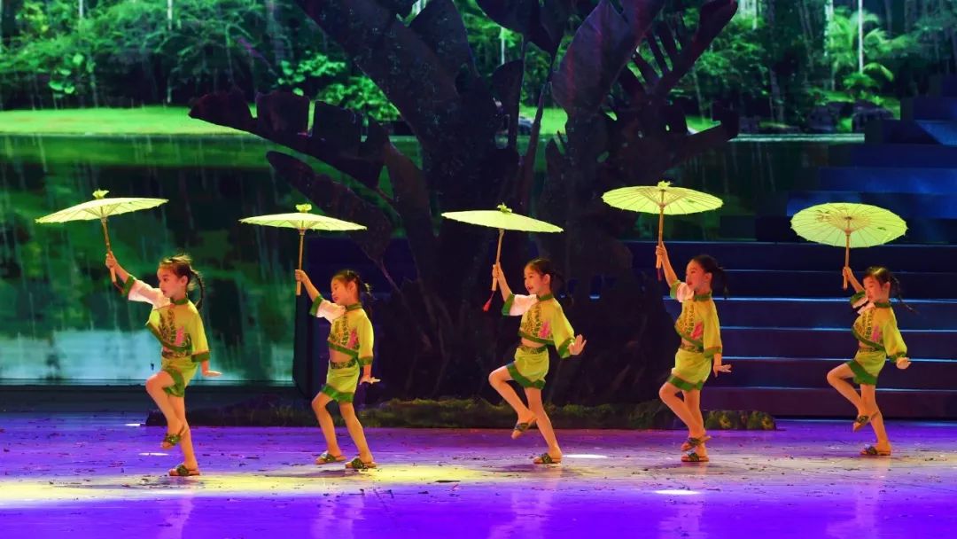 高清大图：“蓝天娃”精彩演绎《同在蓝天下》，向全国小朋友献礼