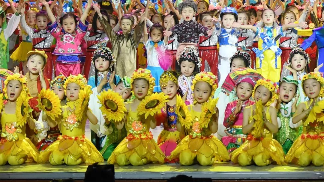 高清大图:“蓝天娃”精彩演绎《同在蓝天下》,向全国小朋友献礼