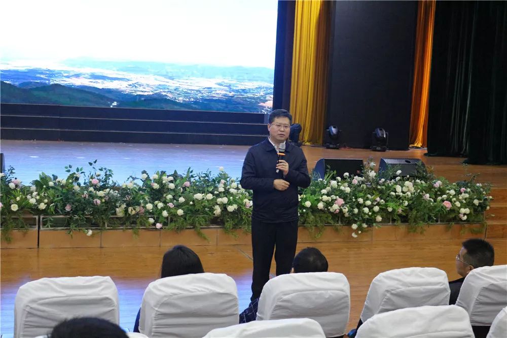 筑巢引凤蝶舞花开——利州区委常委、组织部长张宗虎一行莅临万达中学视察人才工作