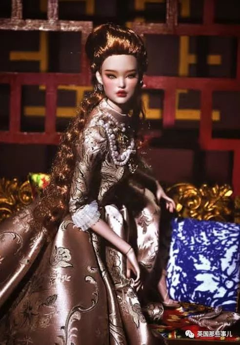 用布料给洋娃娃做衣服,手工高定时装