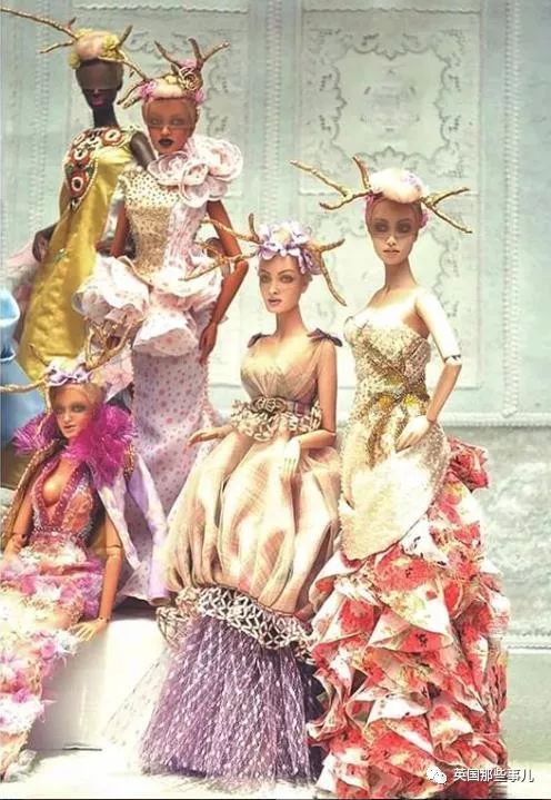 用布料给洋娃娃做衣服,手工高定时装