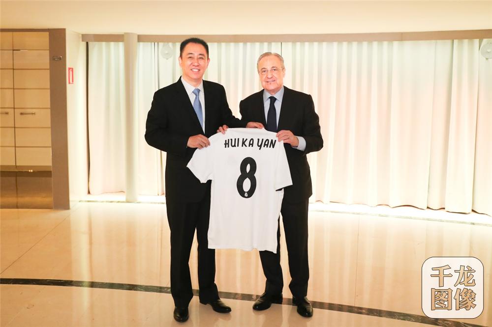 许家印赴马德里观战“恒大杯”冠军赛决赛勉励小将早日成才为国争光