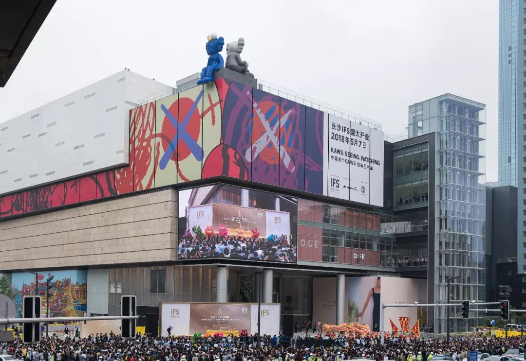 优衣库kaws联名遭疯抢,优衣库kaws联名为什么被疯抢