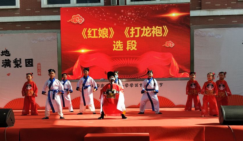 裴艳玲一行“六一”前走进校园助力金地小学首届戏曲节