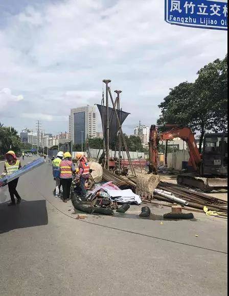 南宁最近发生的路面开裂,南宁东葛路塌陷视频