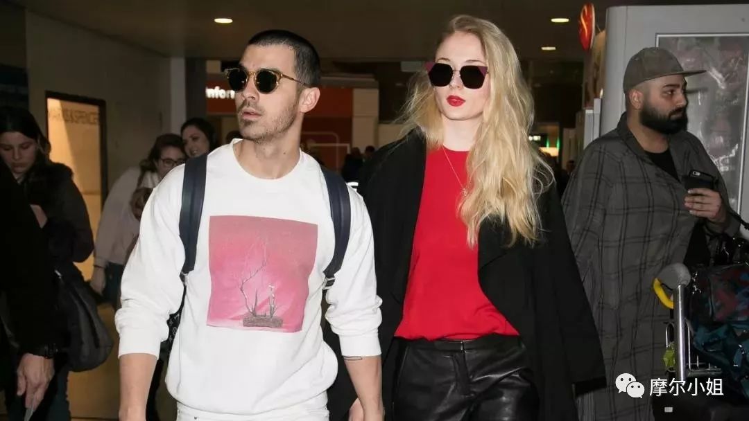 从“三傻”到“黑凤凰”，SophieTurner的成名之路原来这么坎坷？