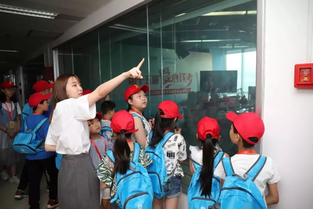 FM91.2蒲公英小记者团开团啦!首期实践带孩子探秘郑州电台