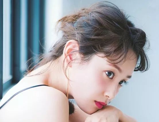 现在流行像林允一样给全身化妆，再也不愁脸太小化妆品都用不完了