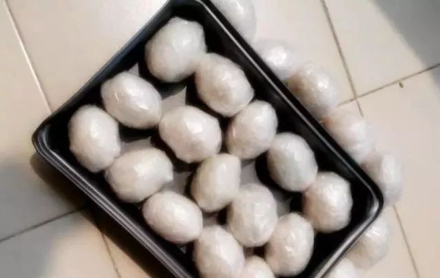 腌制咸鸭蛋，不用坛子不用水，简单几步，腌出的鸭蛋又油又沙