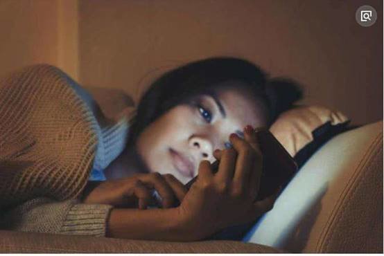 手机蓝光危害皮肤,手机屏幕的蓝光有什么危害