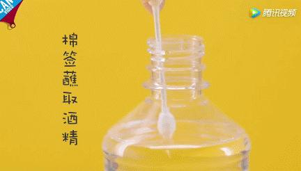 风油精滴在白色衣服上变成了绿色,风油精滴在水里衣服上都是香味