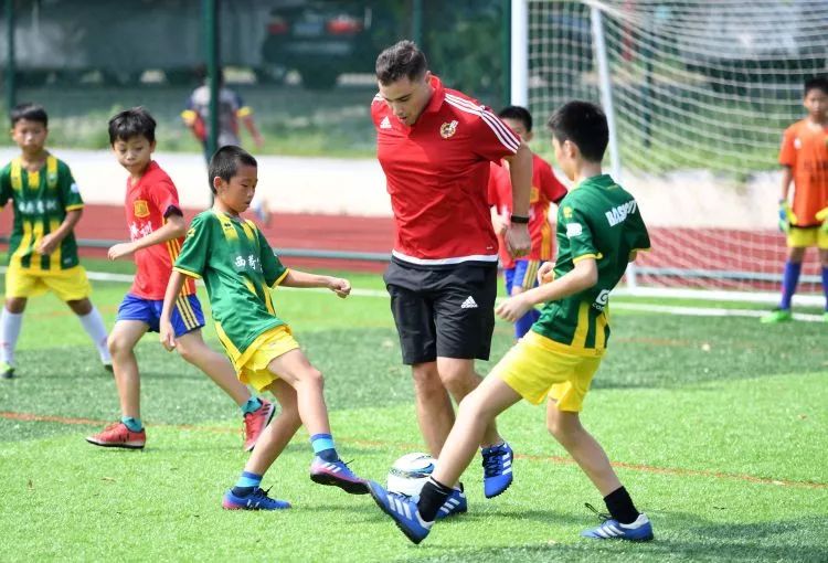 推荐丨长着外国脸就行?教你孩子踢球的“洋教练”可能是…