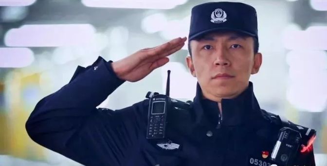 住手放开,放开那个女孩