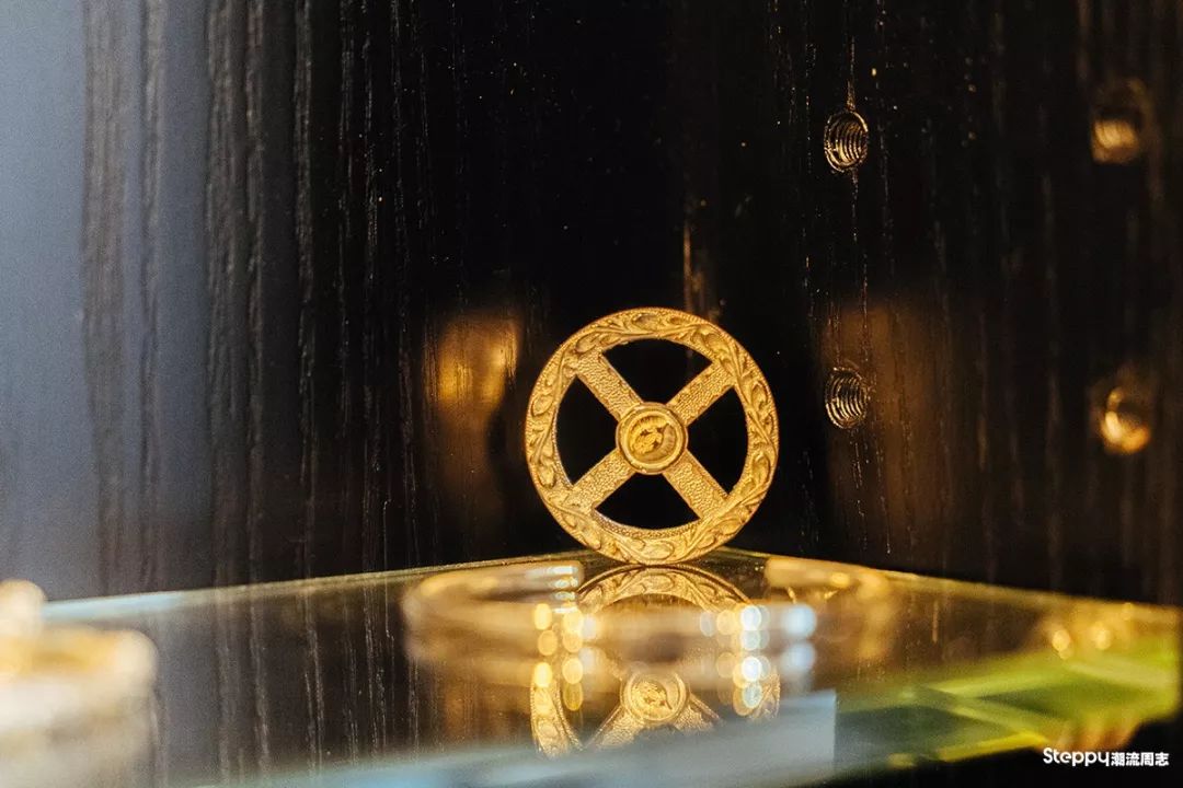 当你拿称重算钱的银饰比较之后，你就知道手工银饰贵在哪里