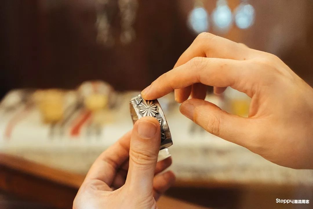 当你拿称重算钱的银饰比较之后，你就知道手工银饰贵在哪里