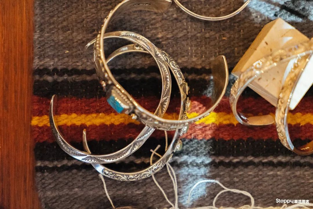 当你拿称重算钱的银饰比较之后，你就知道手工银饰贵在哪里