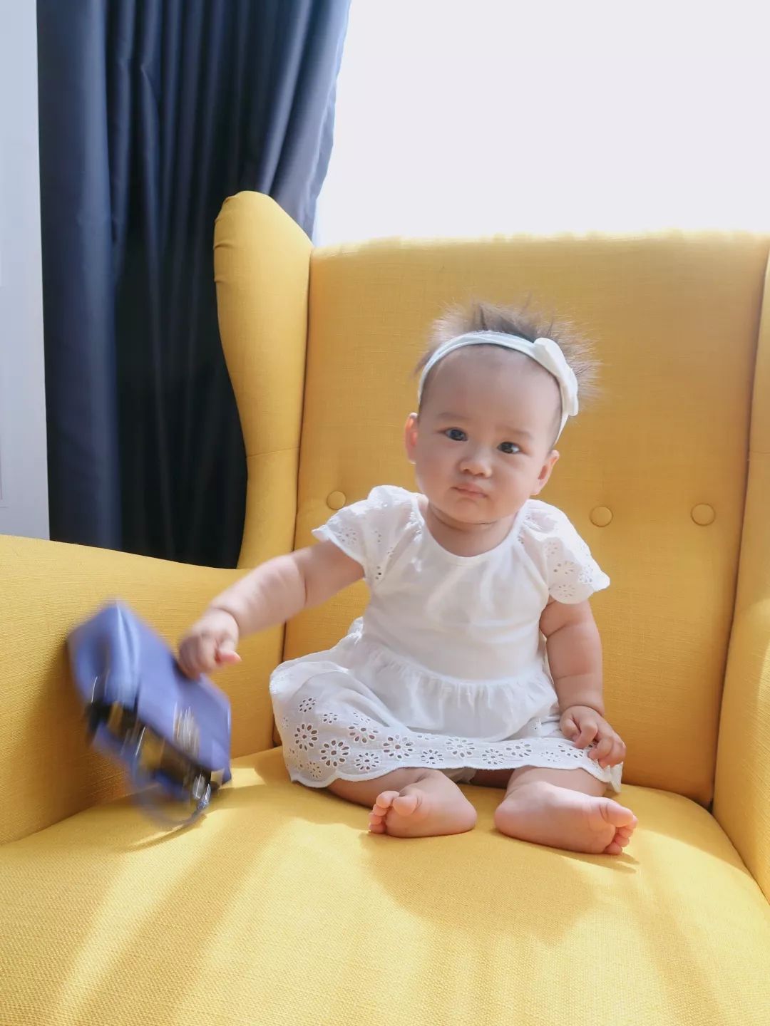 现在的成年人都怎么了,居然和小孩子抢包包