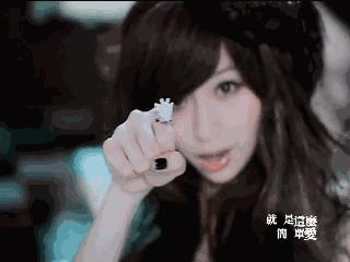 为什么我女朋友的照片头上都是蝴蝶?