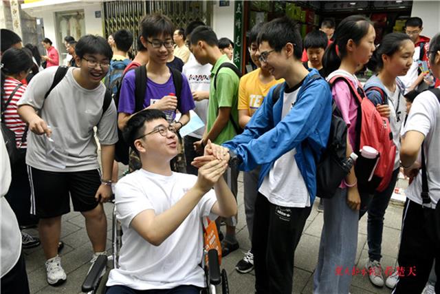 脑瘫少年轮椅高考,脑瘫学生走进考场