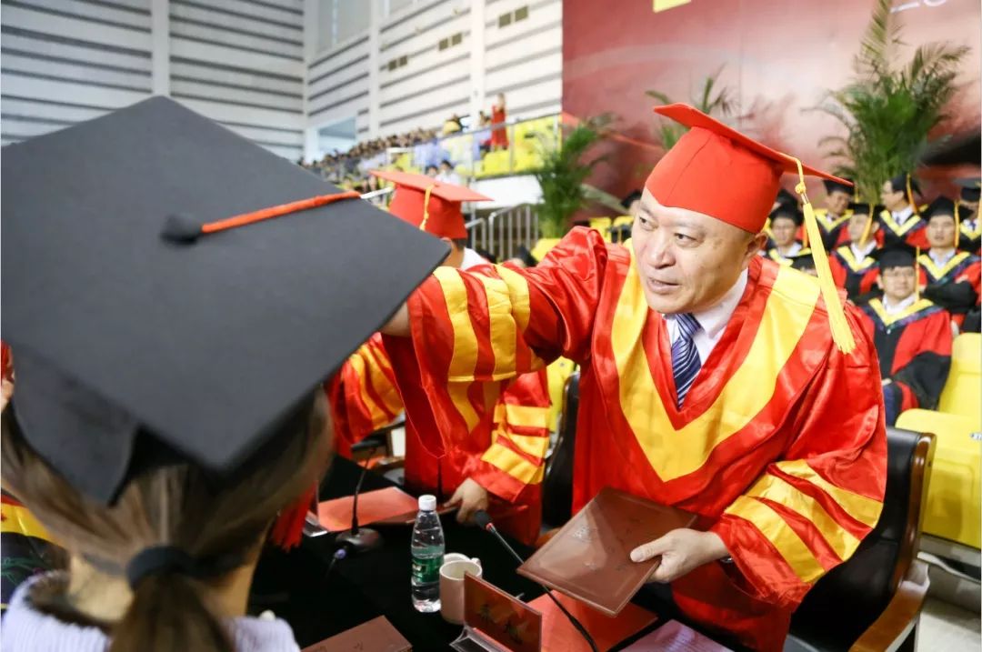 我们毕业了的感人事件,学生们毕业了感动哭了